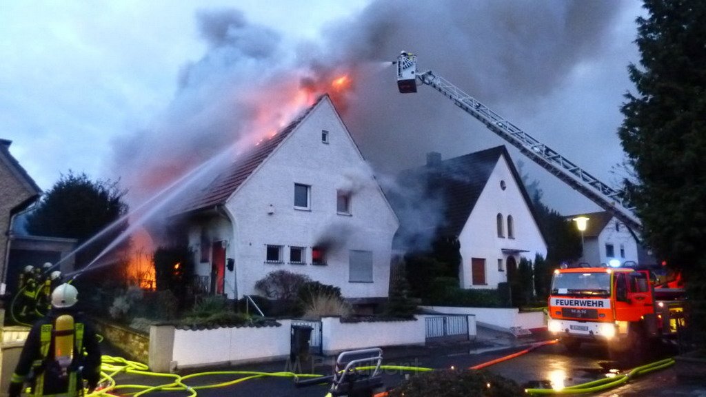 Feuer 2 Koeln Rodenkirchen Schuetzstr P041.JPG